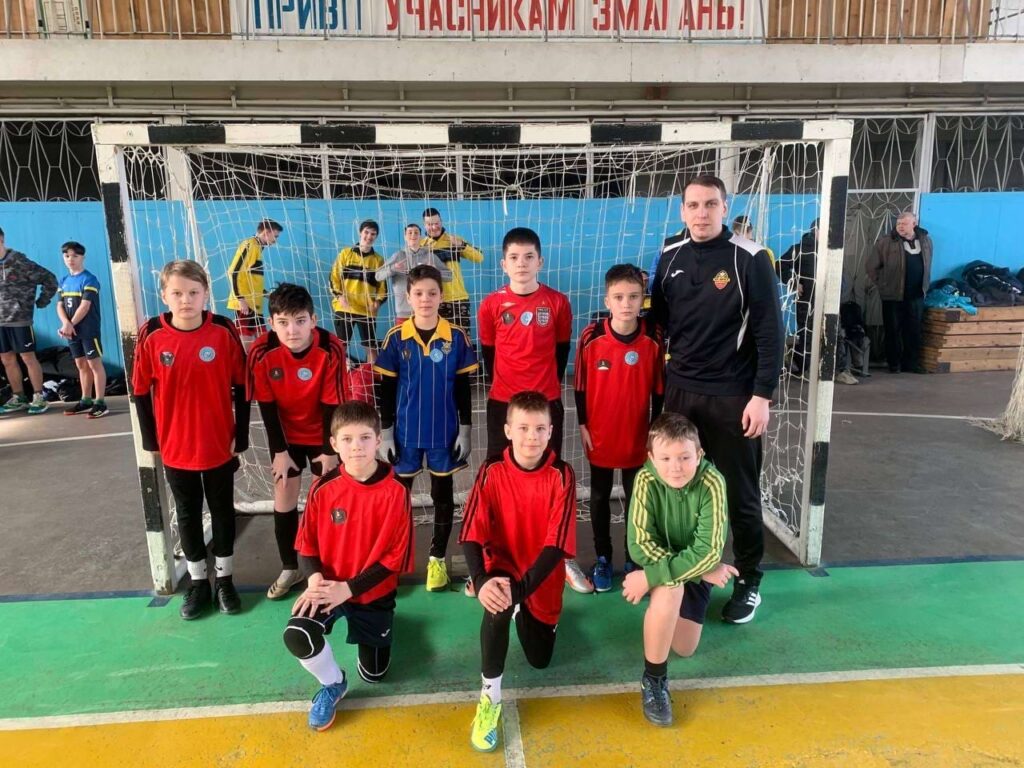 Групове фото команди молодих футболістів з тренером.