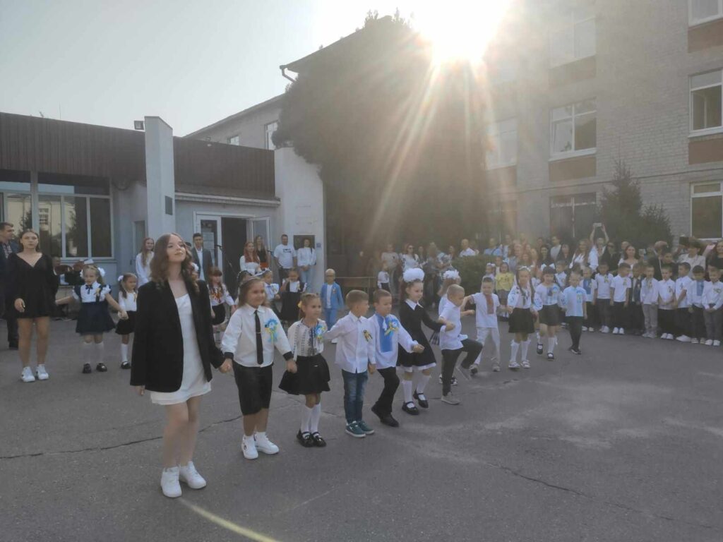Випускники та першокласники ліцею № 11 виконують спільний танок на святі першого дзвоника.
