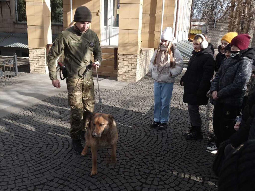 Учні 11 ліцею та службова собака поліції