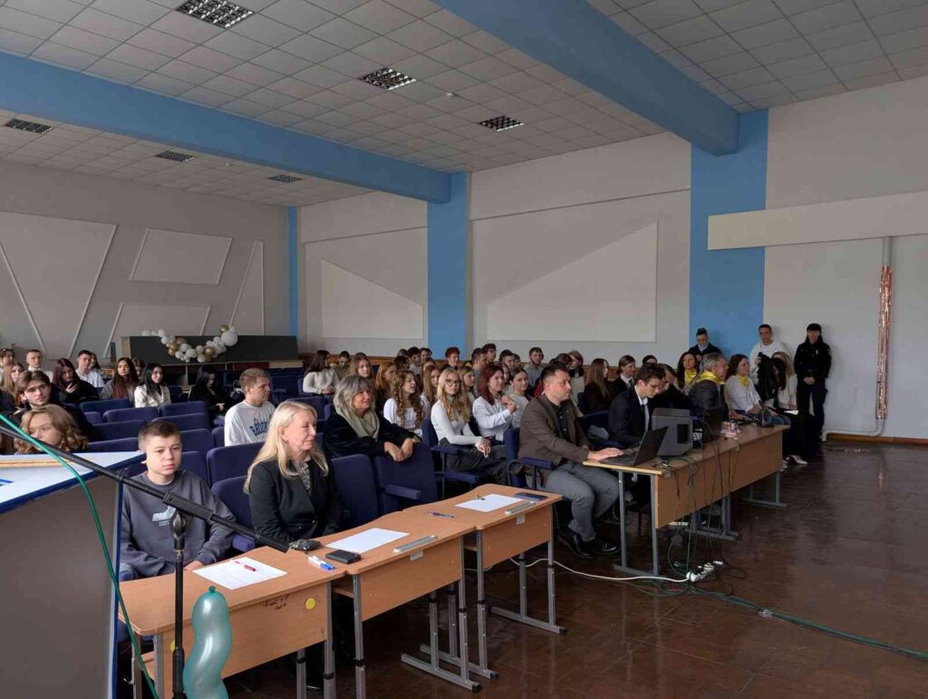 Загальний план актової зали під час святкування Дня вчителя