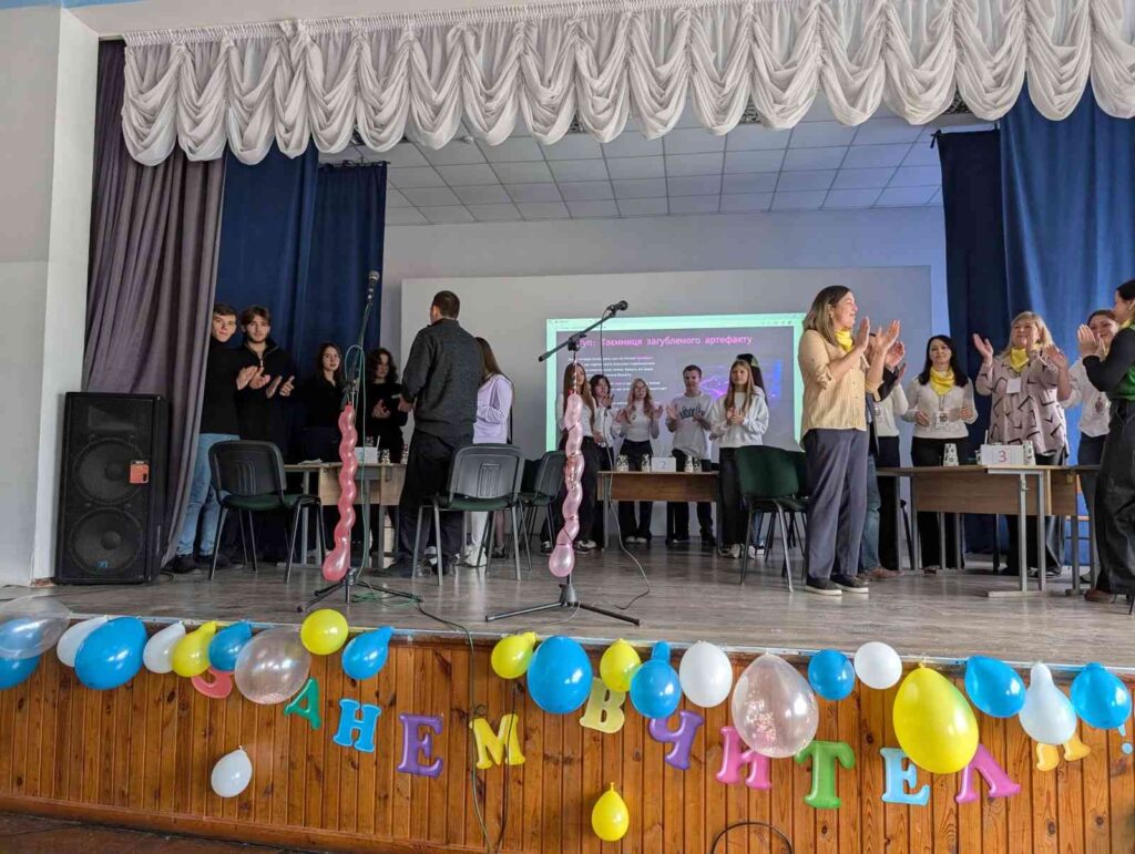 Учасники аплодують на сцені в День вчителя 2025