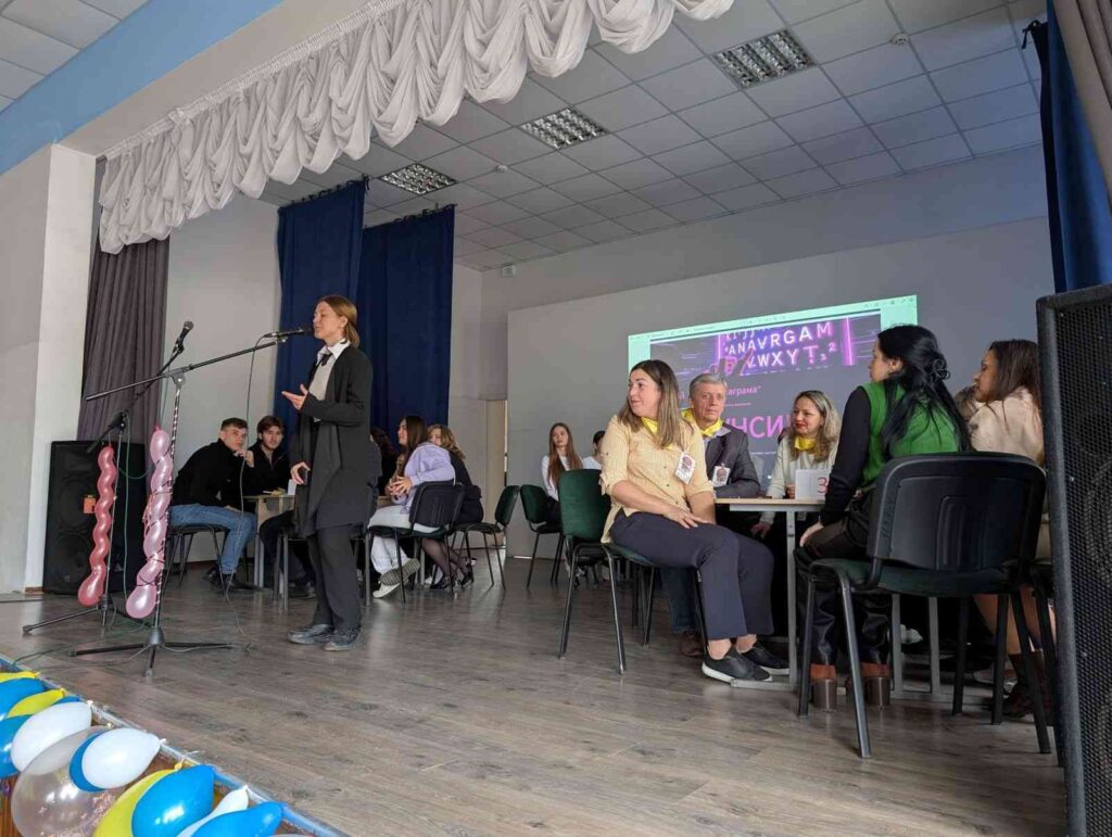 Ведуча проводить інтелектуальний бліц-раунд квесту на День вчителя 2025