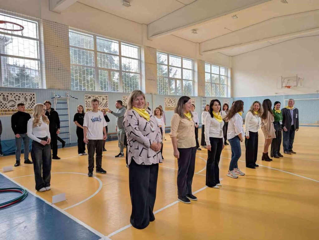Команди шикуються у спортзалі для "Випробування сили" на День вчителя 2025