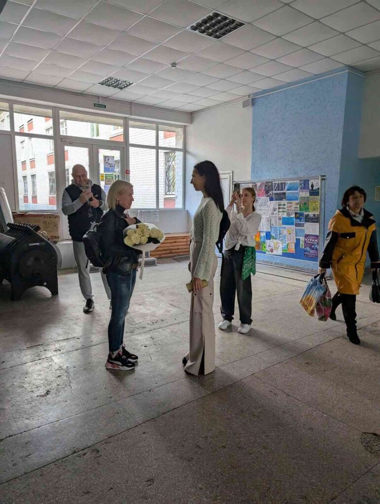 Батьки вітають вчительку зі святом в холі Кременчуцького ліцею 11 на день вчителя