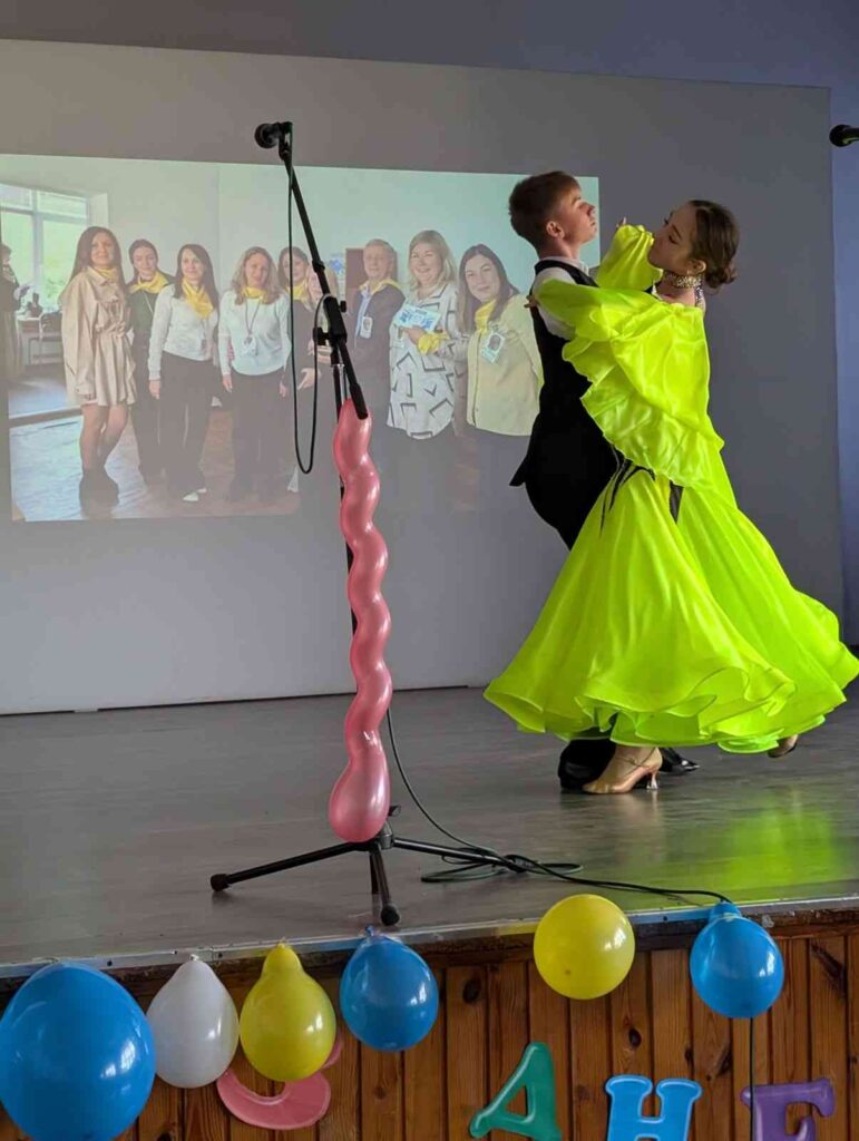 Бальний танок учнів Кременчуцького ліцею11 на день вчителя 2025