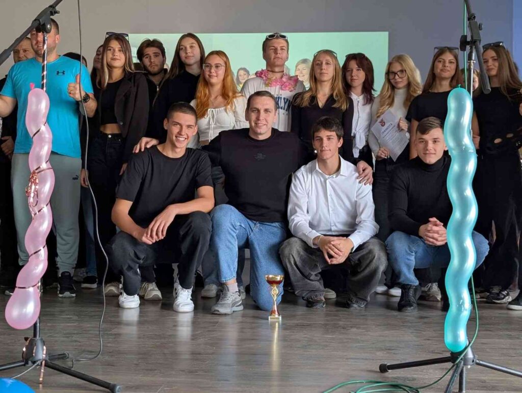 Учні та вчителі, всі учасники святкування Дня вчителя 2025 в актовій залі