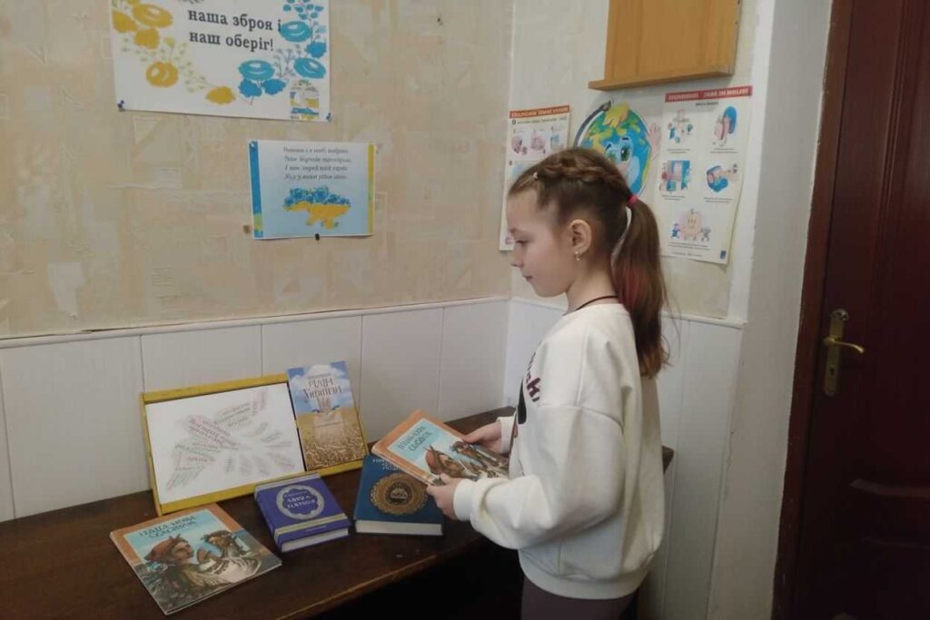 Інформаційний стенд та книги до Місячника