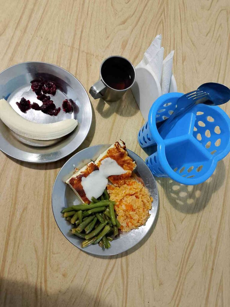 Поживний шкільний сніданок 05.11: запіканка з кисломолочного сиру, овочева паелья, стручкова квасоля, банан та сухофрукти