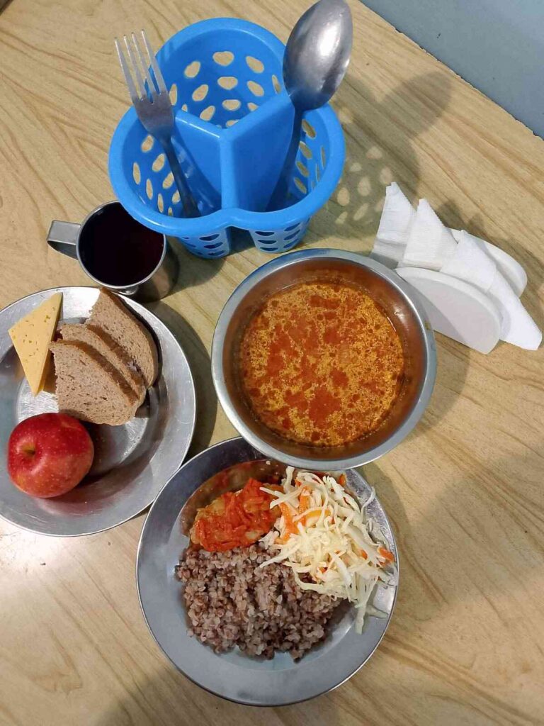 Збалансований шкільний обід 06.11: борщ, січеники зі свинини з гречкою, салат зі свіжої капусти, хліб та яблуко