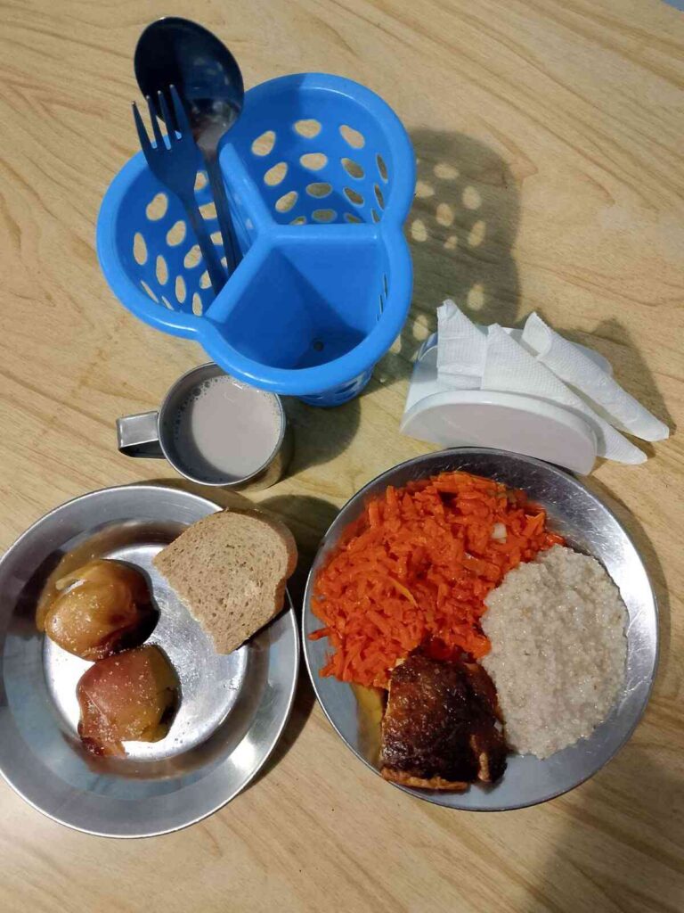 Поживний шкільний сніданок 06.11: омлет Драчена, ячна каша, ікра з моркви, запечені яблука та какао з молоком