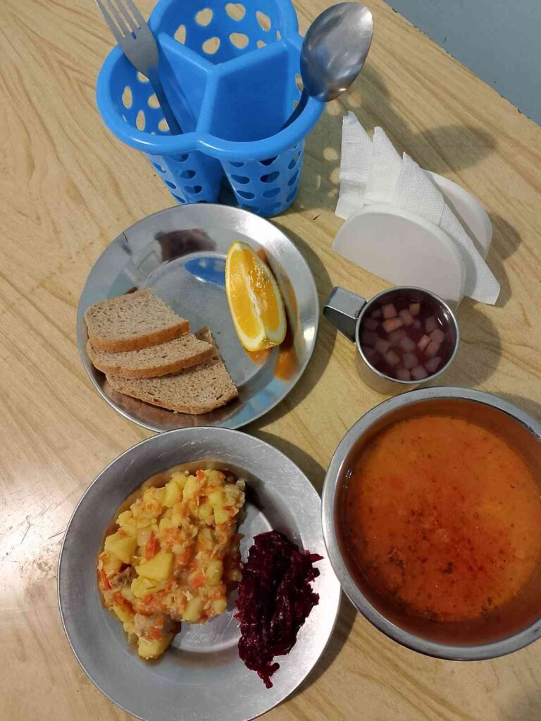 Збалансований шкільний обід 07.11: квасолевий суп, картопляна печеня зі свининою, буряковий салат, апельсин та хліб