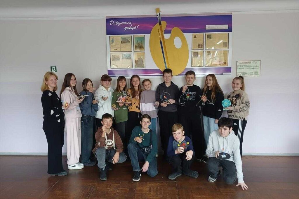 Групове фото учнів 7-Б з презентаціє моделі атома в ліцей № 11