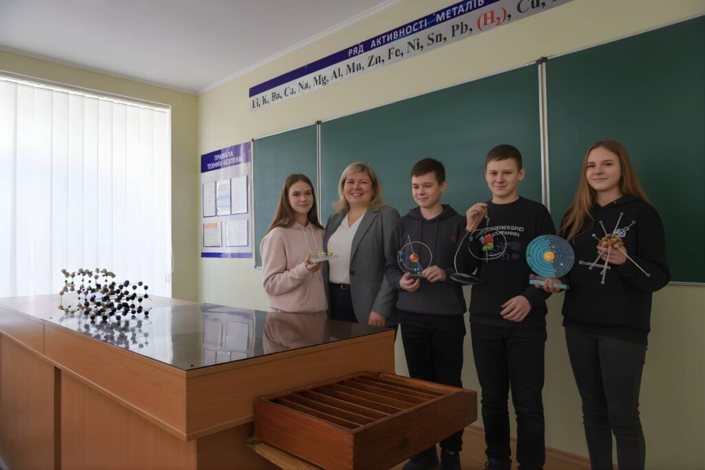 Групове фото учнів 7-Б що презентують моделі атома в ліцеї 11