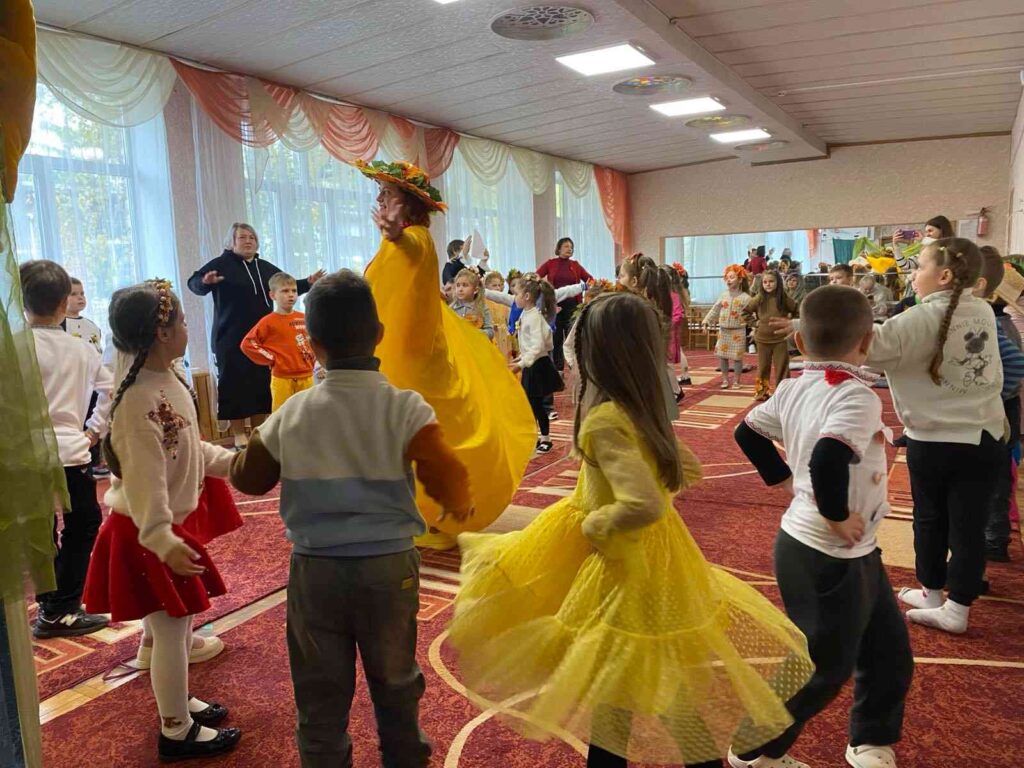 Осіннє свято в ліцеї №11, загальний танець