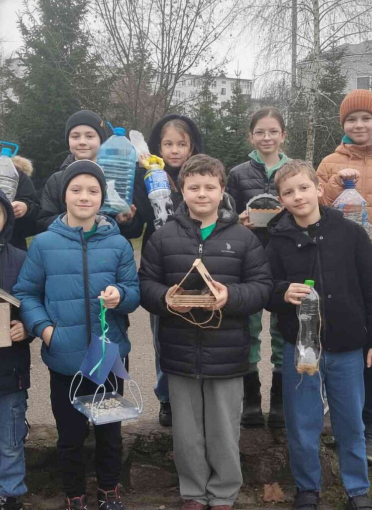 Група дітей з годівничками з вторинної сировини в Кременчуцькому ліцеї № 11