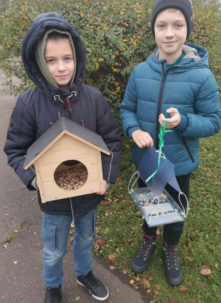 Два школярі 11 ліцею демонструють різні типи годівниць