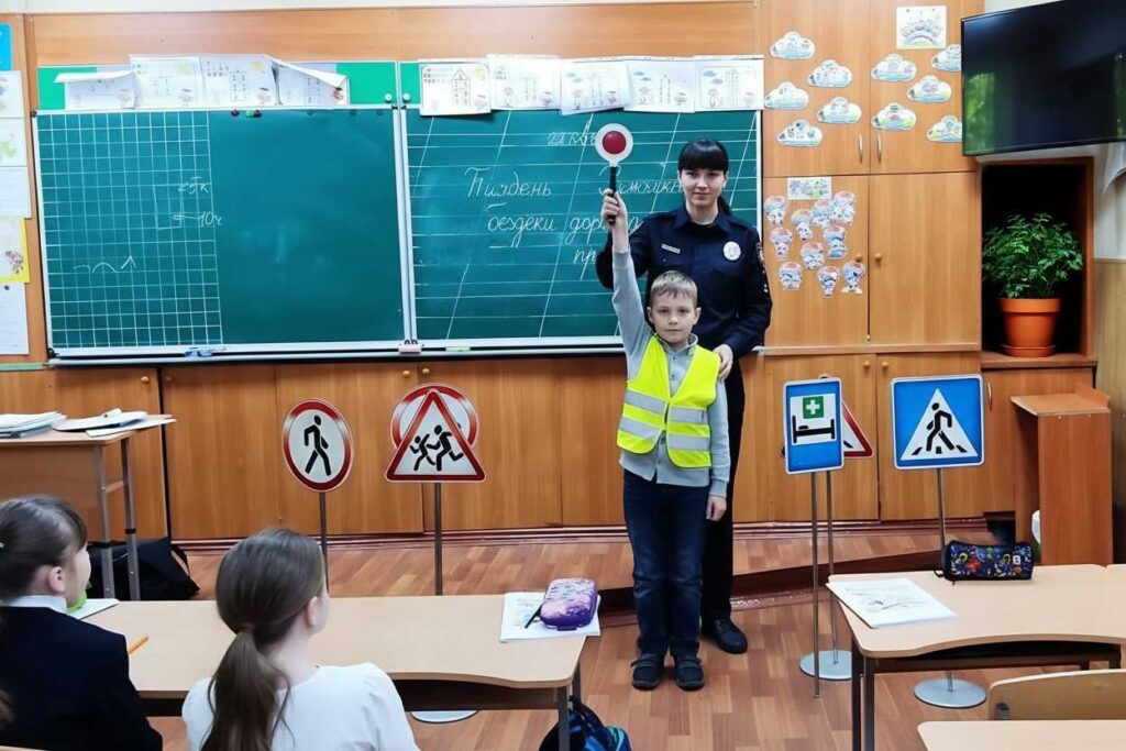 Alt text: Учні Кременчуцького ліцею № 11 слухають лекцію про правила дорожнього руху під час національного уроку