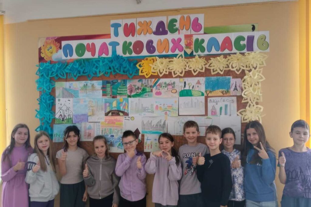 Учні ліцею № 11 біля виставки малюнків «Місто моєї мрії» під час Тиждень початкових класів