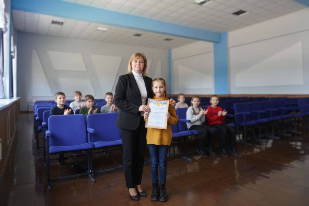 Переможниця Конкурс Яцика Кременчук Бардалім Вероніка з дипломом та наставницею Киблик Наталією Юріївною
