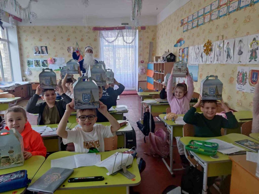 новорічні подарунки Кременчук на головах учнів