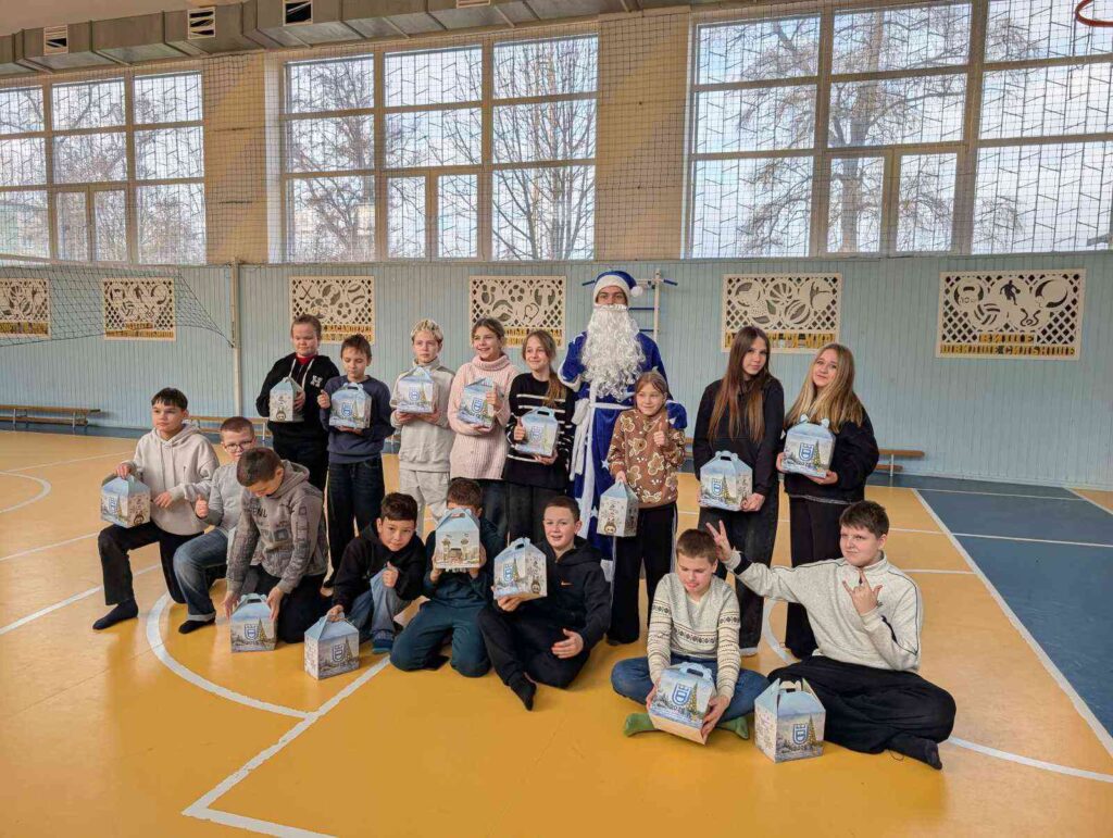 новорічні подарунки Кременчук у спортивній залі ліцею
