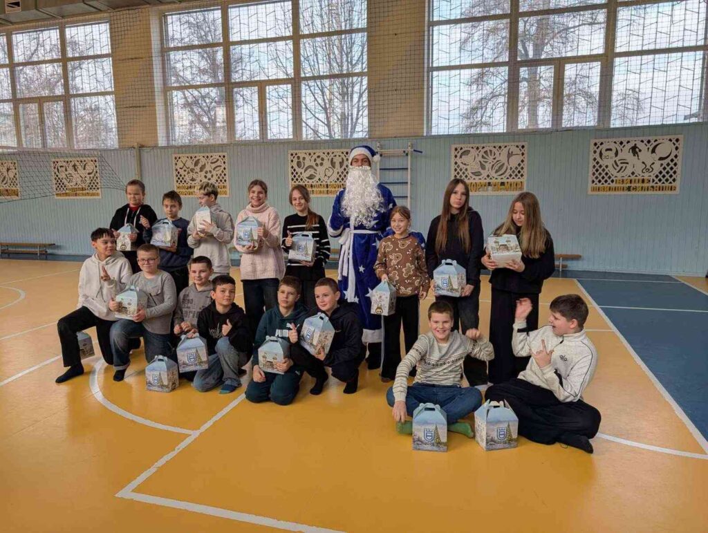 новорічні подарунки у спортивній залі 11 ліцею Кременчука