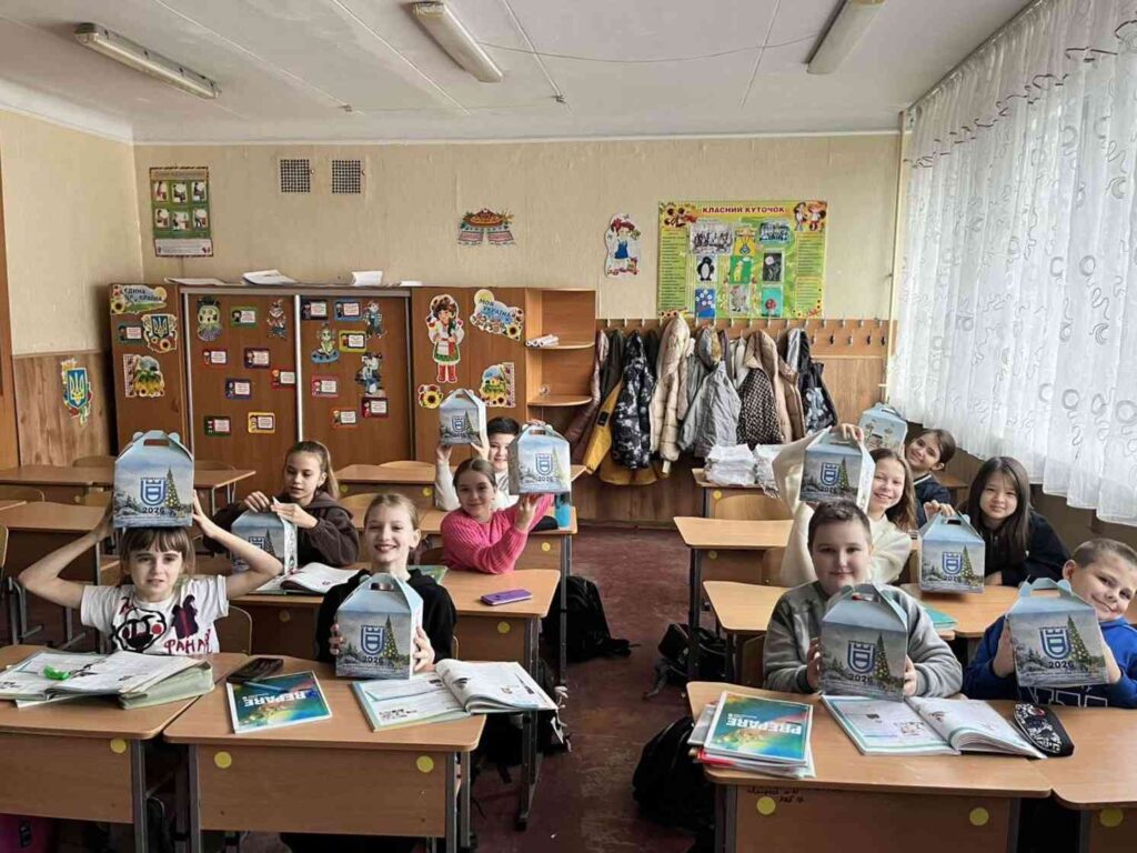 Щасливі діти та новорічні подарунки Кременчук