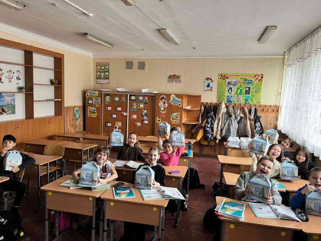 Щасливі діти та новорічні подарунки в Кременчуцькому ліцеї 11