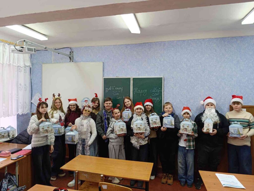 Учні біля дошки з новорічними подарунками ліцей 11 Кременчук