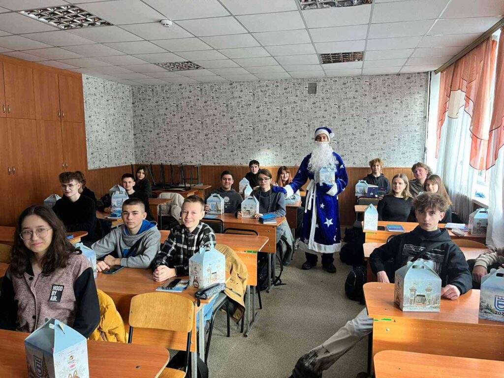 Солодкі новорічні подарунки Кременчук на партах