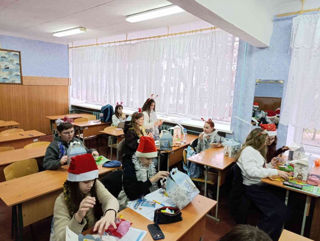 Учні в шапках Санти та новорічні подарунки Кременчук