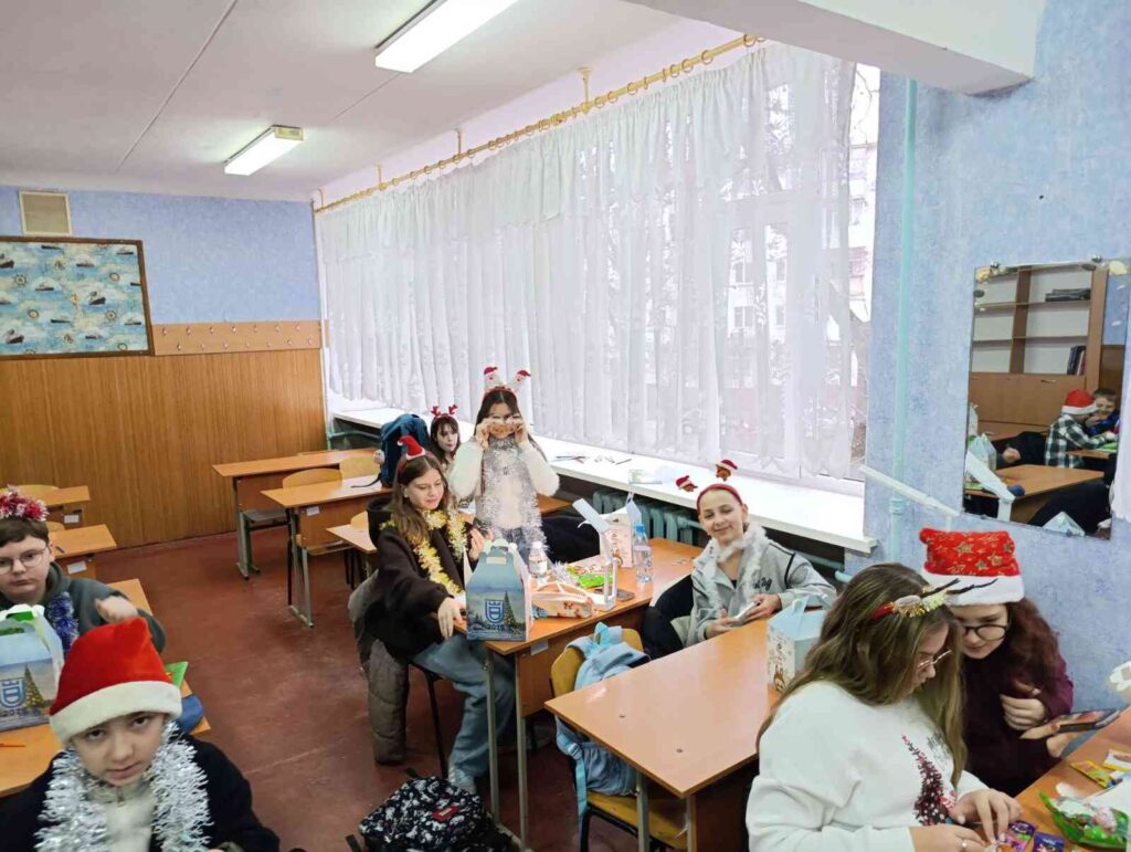 Учениці ліцею та новорічні подарунки Кременчук