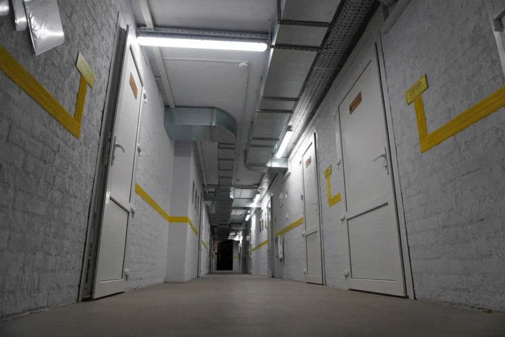 Головний коридор укриття Кременчуцького ліцею № 11
