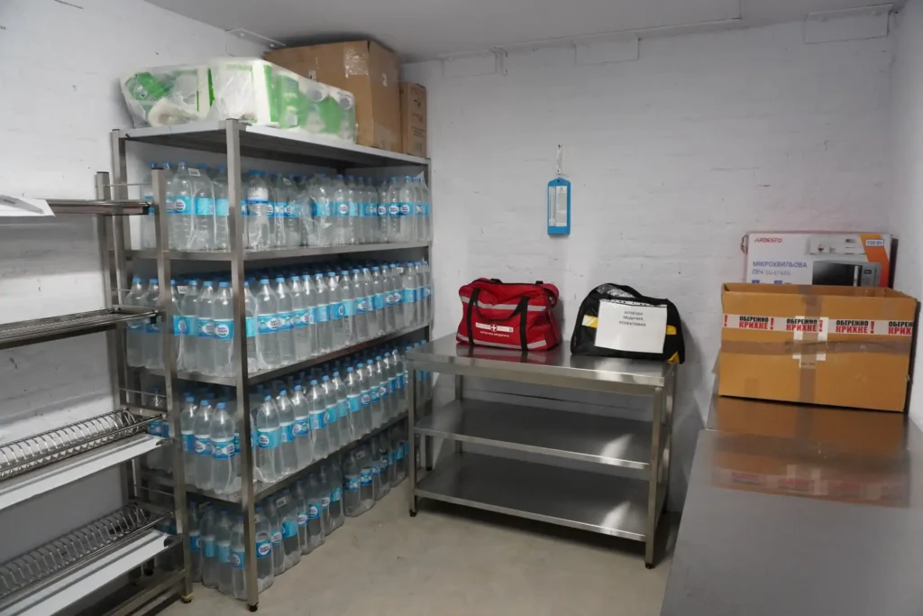 Склад продуктів та аптечка в укритті Кременчуцького ліцею № 11