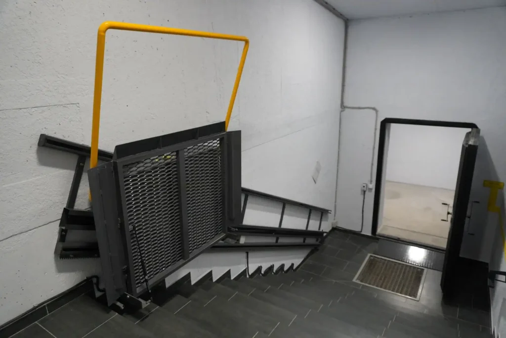 Вхідна група №1 та електричний підйомний механізм Кременчуцького ліцею № 11