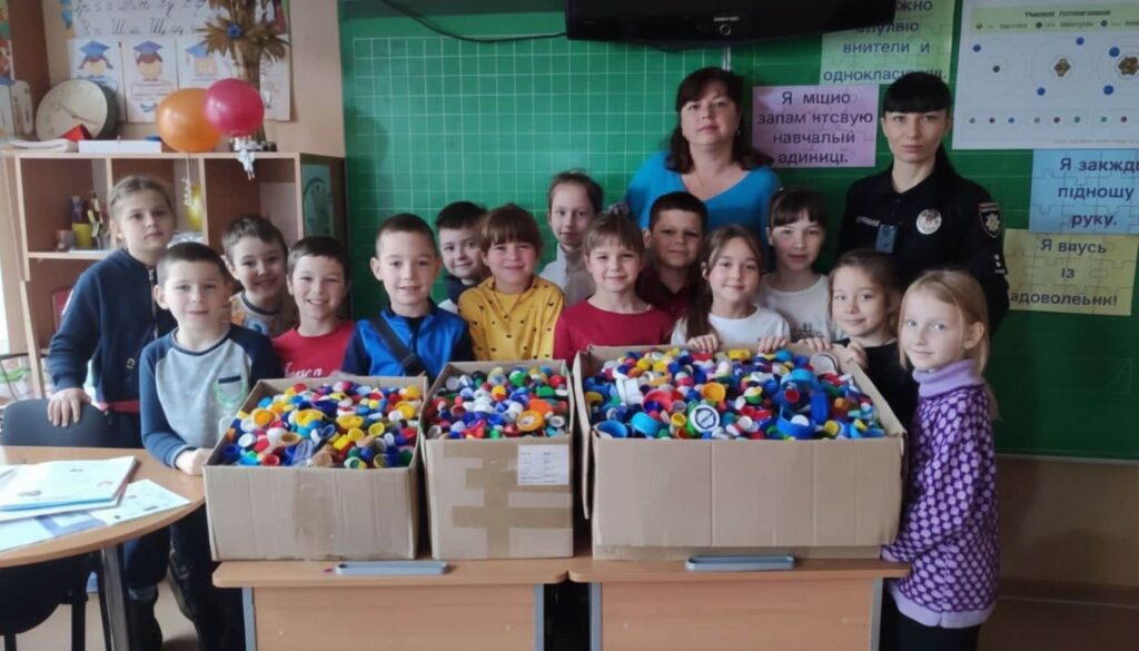 Збір пластикових кришок у ліцеї 11 за участю Вікторії Вергал-Капітонової та Марини Єрьоміної