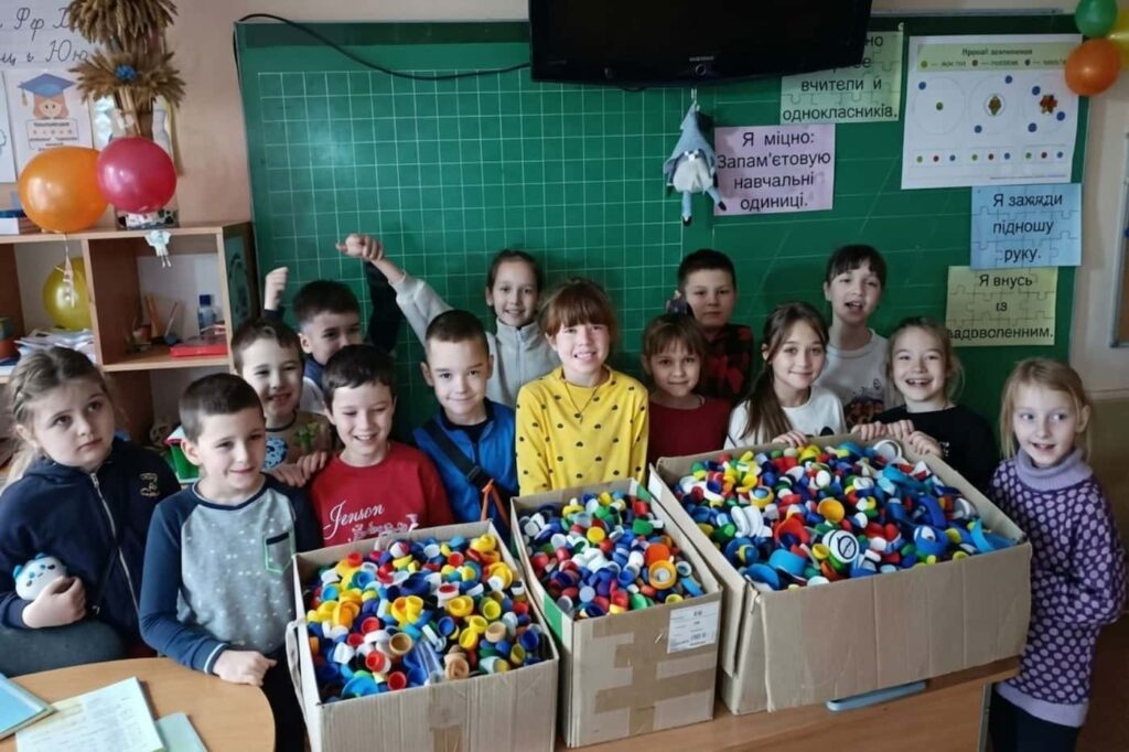 Учні 2-А класу Кременчуцького ліцею №11 здійснюють збір пластикових кришок.