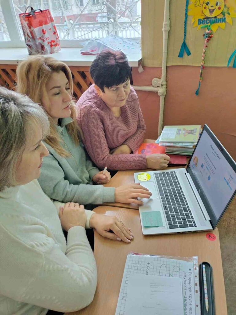 Вчителі ліцею 11 проходять реєстрацію в застосунку Вивчаю – не чекаю.