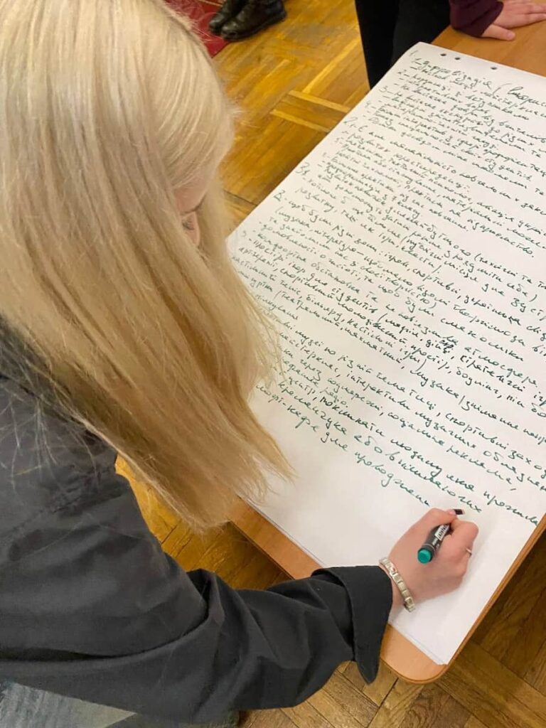 Учениця ліцею Гарант фіксує ідеї щодо розвитку міста на форумі Кременчук місто де хочу жити