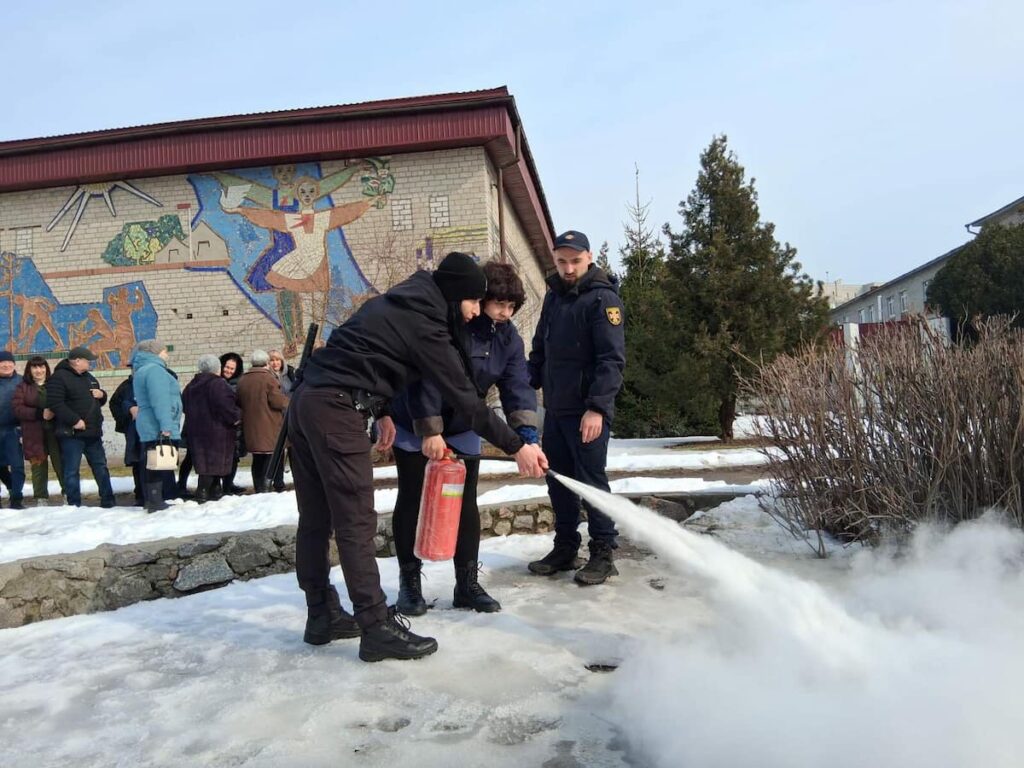 Пожежна безпека в ліцеї: офіцер поліції допомагає персоналу