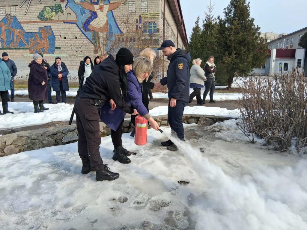 Працівники ліцею тренуються: пожежна безпека в ліцеї "Гарант"