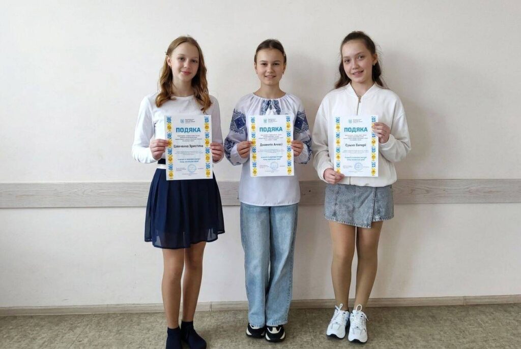 Учениці 6-В класу ліцею 11 на міському конкурсі читців української поезії
