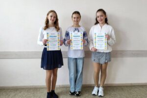 Учениці 6-В класу ліцею 11 на міському конкурсі читців української поезії