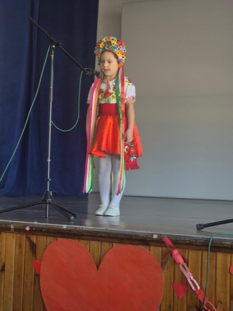 Виступ учениці в українському віночку на Шевченківські читання у ліцеї