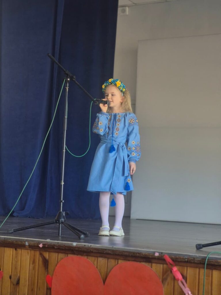 Учениця в блакитній вишиванці на сцені: Шевченківські читання у ліцеї