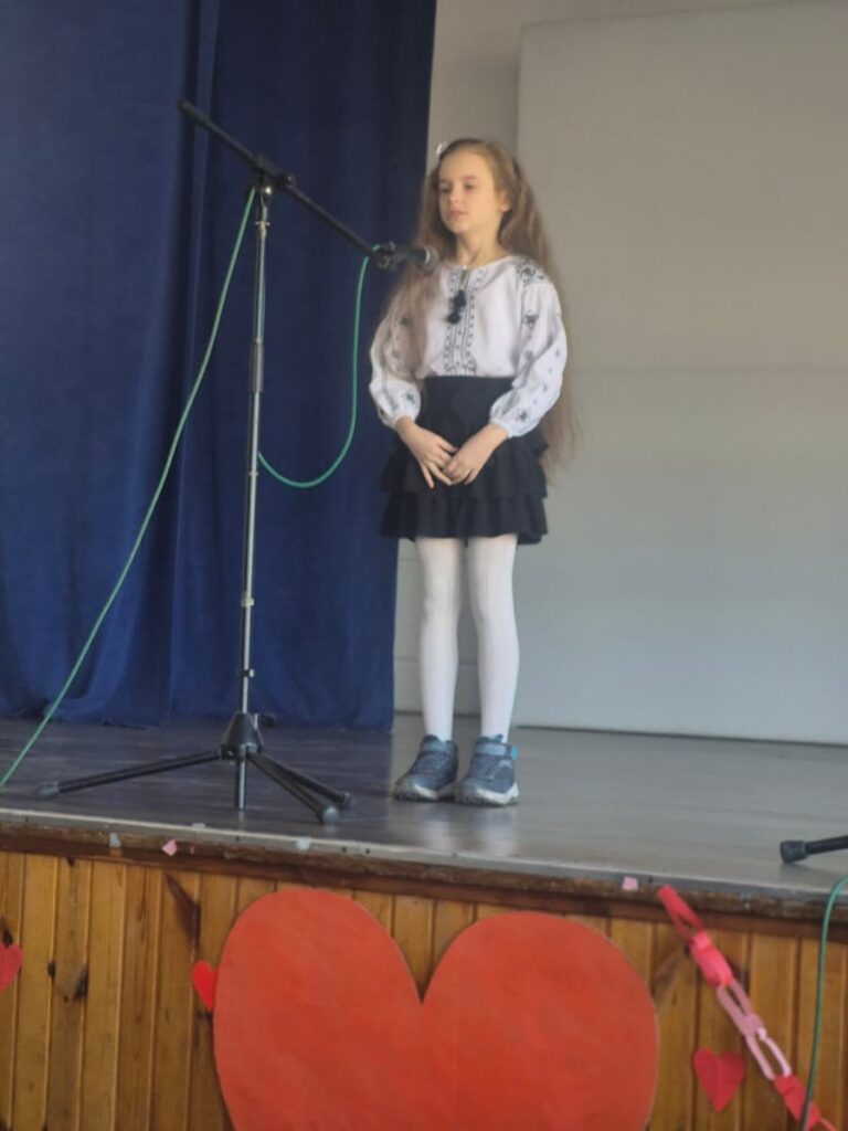 Юна ліцеїстка читає вірші на захід Шевченківські читання у ліцеї