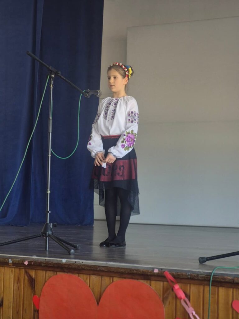 Учениця у вишитій сорочці на конкурсі Шевченківські читання у ліцеї