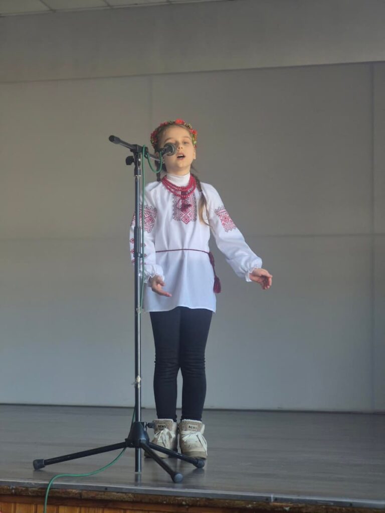 Виразний виступ школярки на сцені: Шевченківські читання у ліцеї
