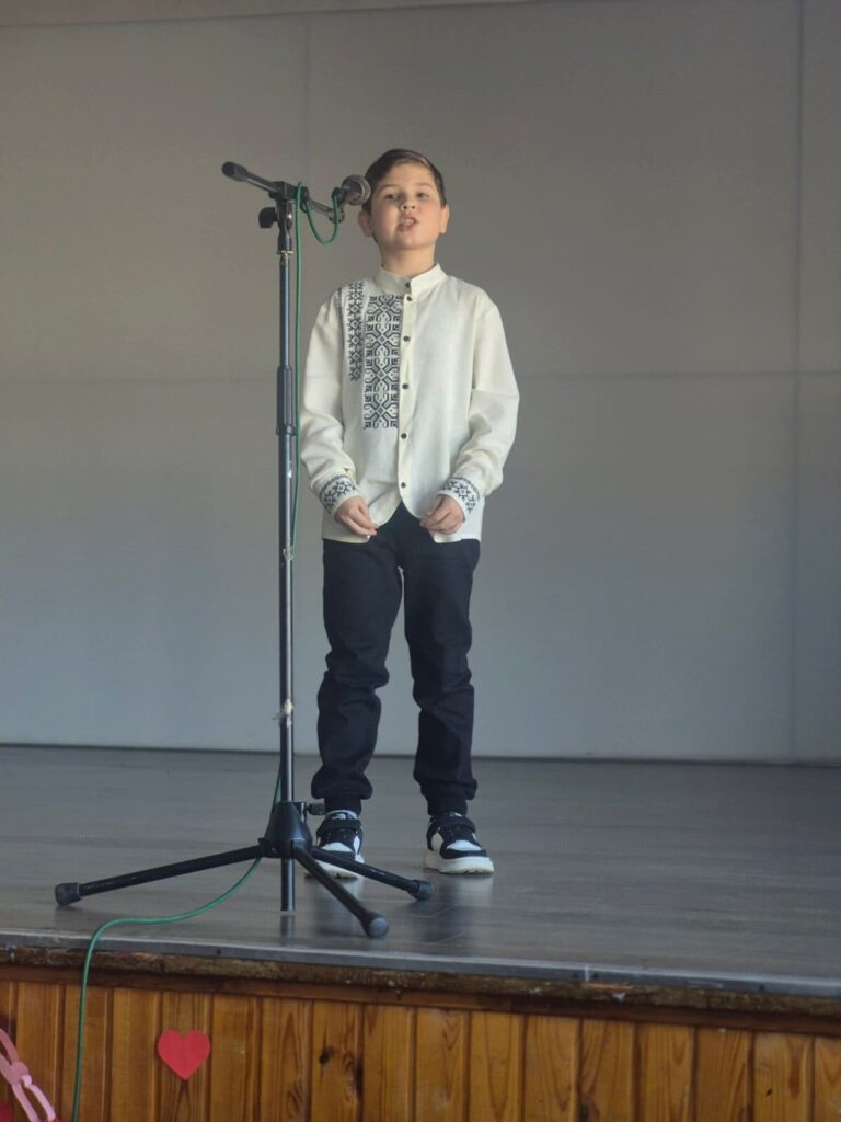 Хлопчик у вишиванці декламує вірш на Шевченківські читання у ліцеї