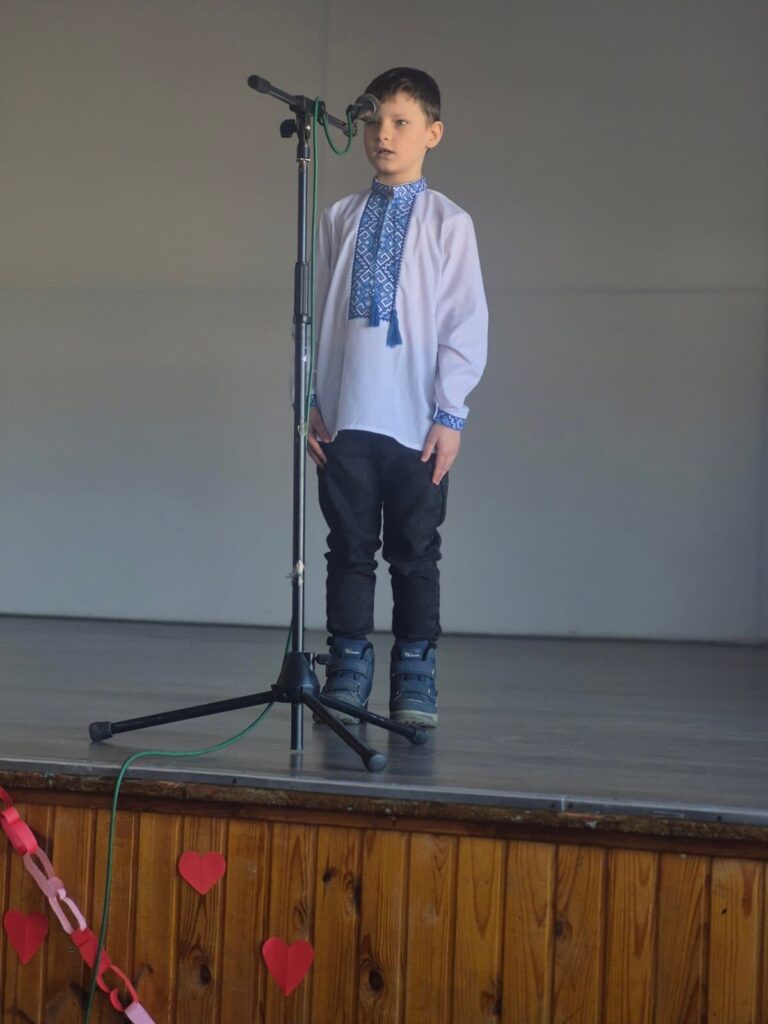 Учень у вишиванці з синім орнаментом: Шевченківські читання у ліцеї